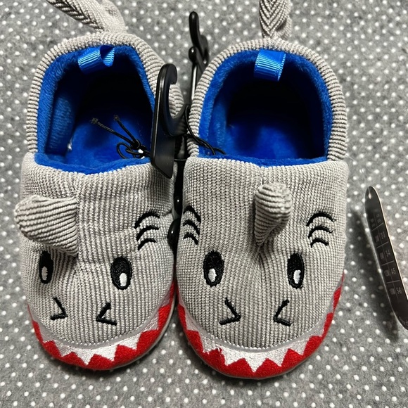 Shark slippers - Picture 1 of 2